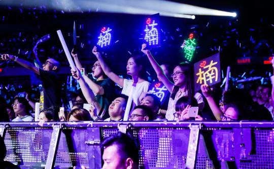圖為：孫楠世界巡演杭州站現(xiàn)場觀眾?；顒臃焦﹫D