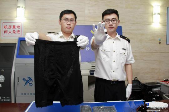 男子穿女士安全褲用褲襠走私SD卡 全身共藏5290張
