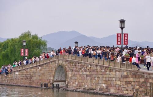 超級(jí)黃金周盤(pán)點(diǎn)：7.05億人次出游 花了5836億元