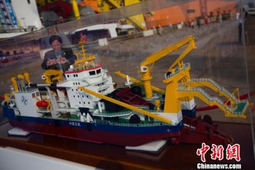 巨型自航絞吸船“天鯤號”下水 中國疏浚再添“重器”