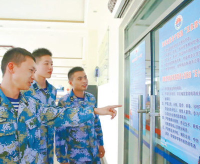最嚴禁酒令 軍營咋執(zhí)行 中央軍委《關(guān)于嚴禁違規(guī)宴請喝酒問題的規(guī)定》實施月余——