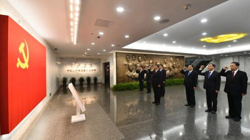 習(xí)近平總書記帶領(lǐng)中央政治局常委重溫入黨誓詞