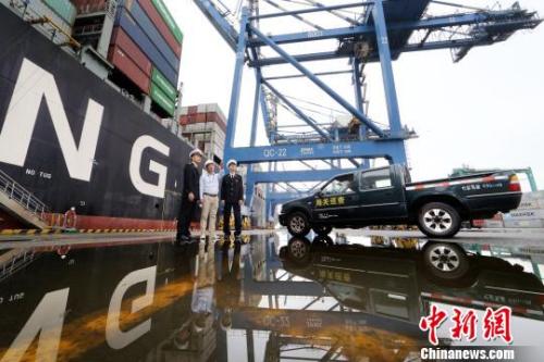 資料圖：廣州海關(guān)工作人員在一線提供服務(wù)。池兆恩 攝