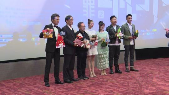 鄧超新片首映禮獲贈(zèng)膏藥：與阮經(jīng)天肉搏打戲激烈致道具變形