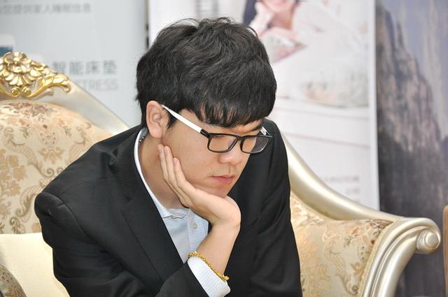 柯潔新奧杯世界圍棋公開(kāi)賽險(xiǎn)勝彭立堯，斬獲個(gè)人第五個(gè)世界冠軍
