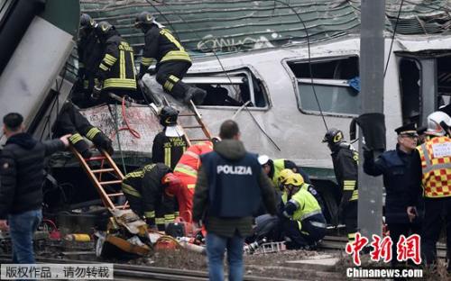 意大利米蘭郊區(qū)火車脫軌致2死逾百傷 救援進行中