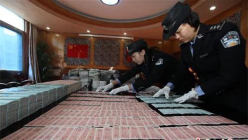 資料圖：警方正在清點(diǎn)假火車票以及單據(jù)等。 胡金力 攝