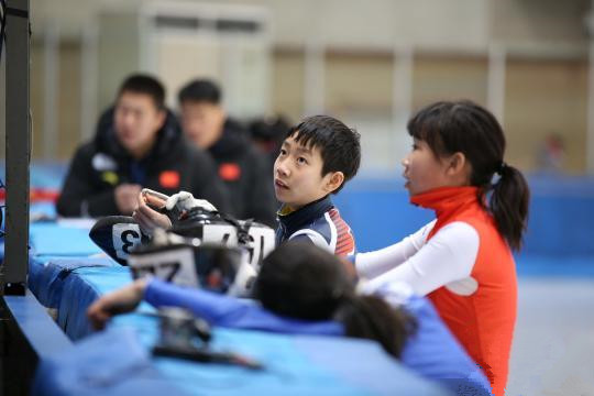 運(yùn)動員在比賽結(jié)束后等待成績。 胡耀杰 攝