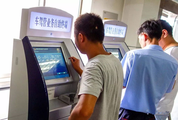 3月起使用駕駛證自助機銷分 得先綁定車輛了