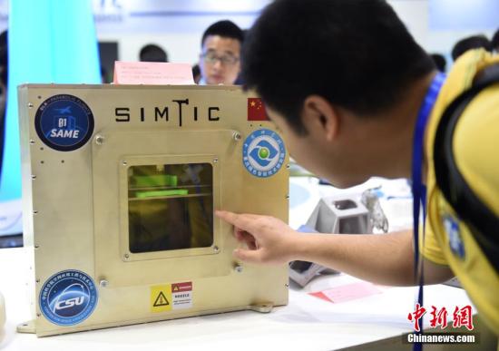 奇跡！澳醫(yī)生用3D打印脊椎令骨骼畸形男童“獲重生”