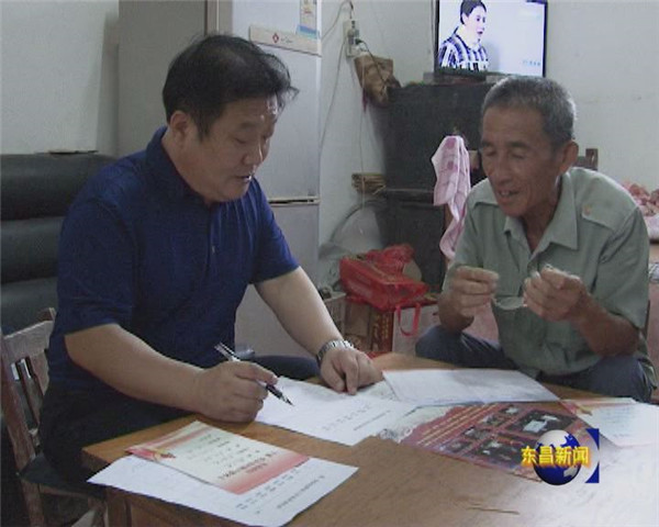 區(qū)廣電中心干部職工冒雨入戶訪民情