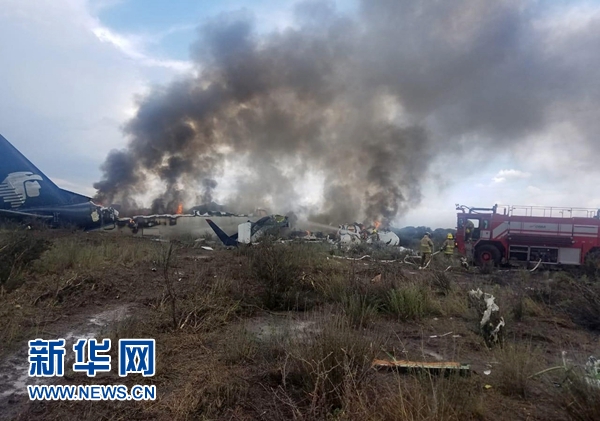墨西哥一架民航客機墜落 機上數(shù)十人受傷