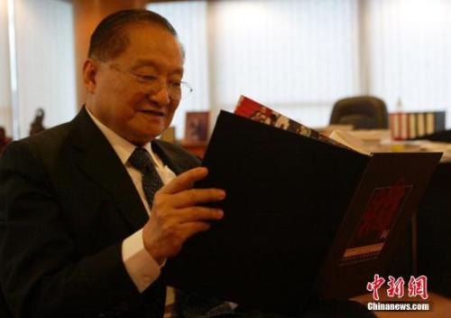 江湖再見！金庸的三重身份和兩支筆