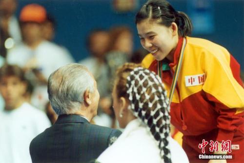 圖為1992年8月5日，薩馬蘭奇向取得奧運(yùn)乒乓球女子單打冠軍的鄧亞萍表示祝賀，并親自為她頒獎(jiǎng)。<a target='_blank' >中新社</a>記者 趙偉 攝 