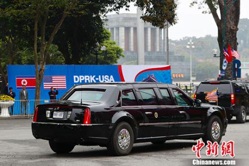 特朗普車隊(duì)途徑胡志明陵附近道路，經(jīng)過(guò)巴亭廣場(chǎng)，開往越南主席府。<a target='_blank' >中新社</a>記者 富田 攝
