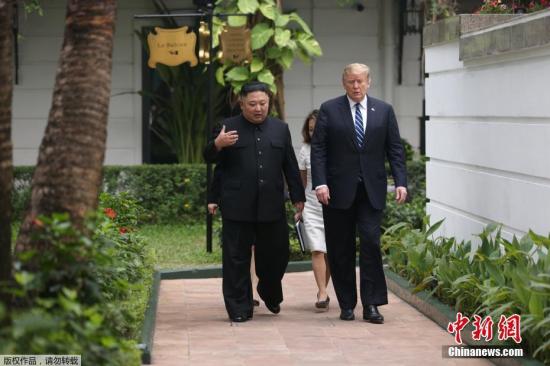 資料圖：2019年2月河內(nèi)“金特會”期間，金正恩與特朗普一對一會談結(jié)束后，一同在花園散了一會步。
