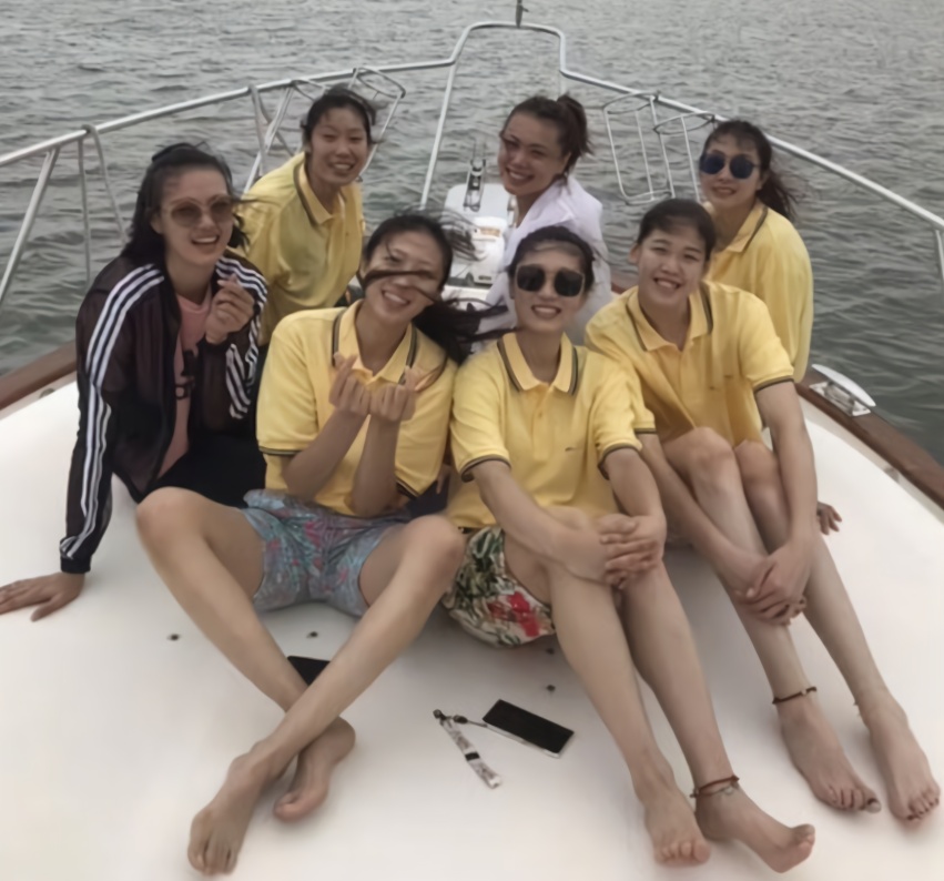 郎平又打心理戰(zhàn)！女排7大核心罕見瘋玩
