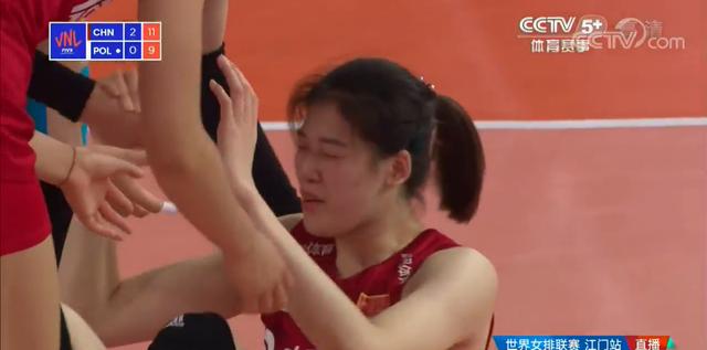 暖心！李盈瑩被對手爆頭應(yīng)聲倒地龔翔宇關(guān)切問：要不我替你接一傳