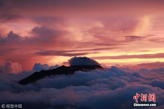 印尼日惹默拉皮火山噴發(fā)火山灰柱 高度達(dá)3000米