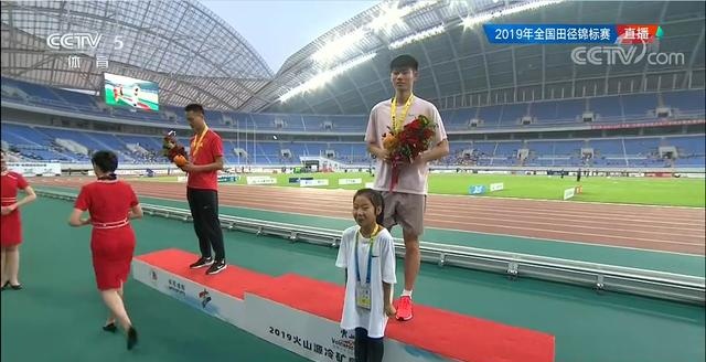 0.01秒絕殺取勝！曾建航110米欄擊敗孫振江 13秒59奪得錦標(biāo)賽冠軍