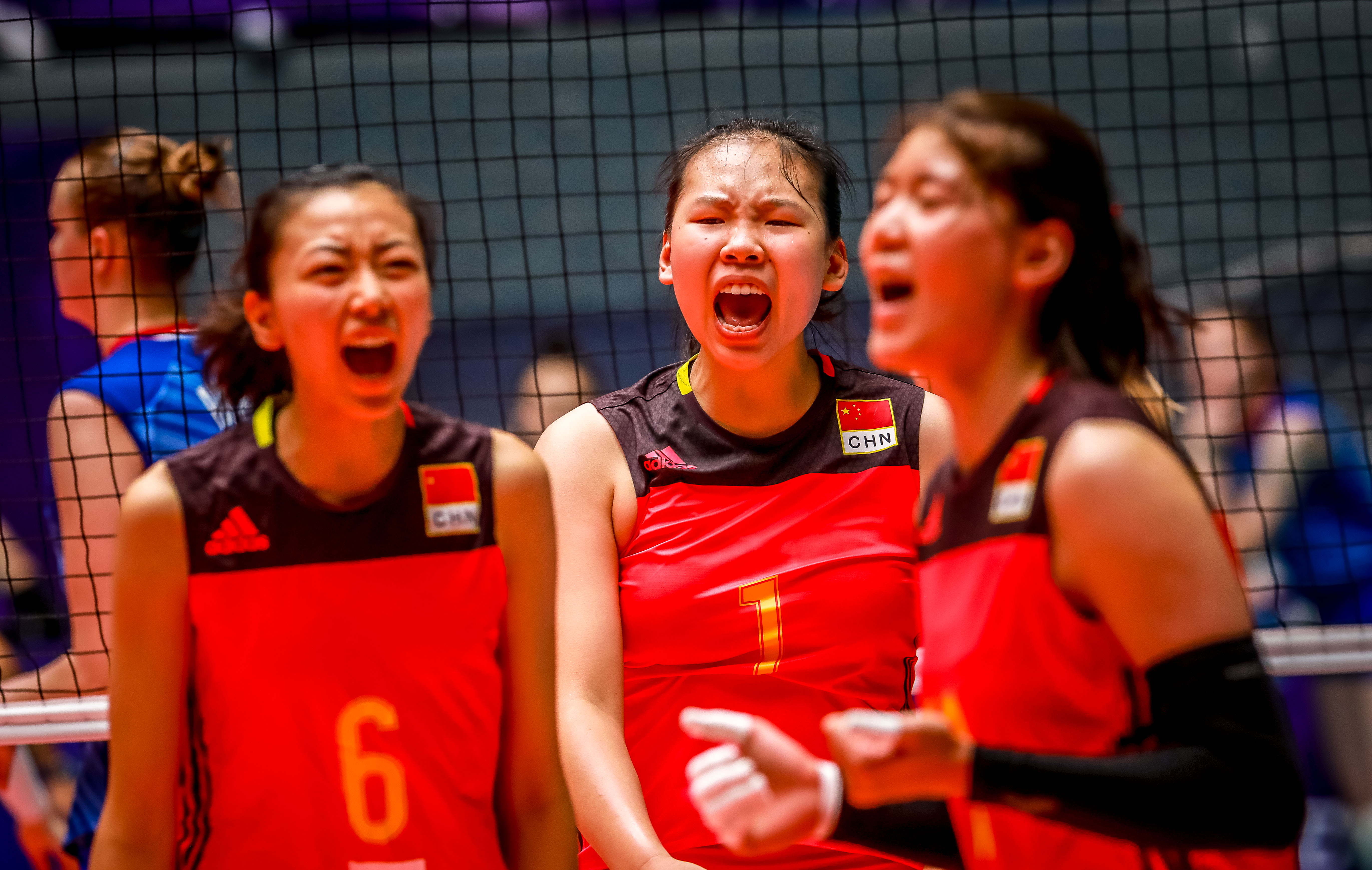 中國女排2喜3憂！19歲新星漸入佳境，二傳國手卻全場夢游