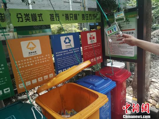 杭州某小區(qū)內(nèi)的分類垃圾桶。 張煜歡 攝