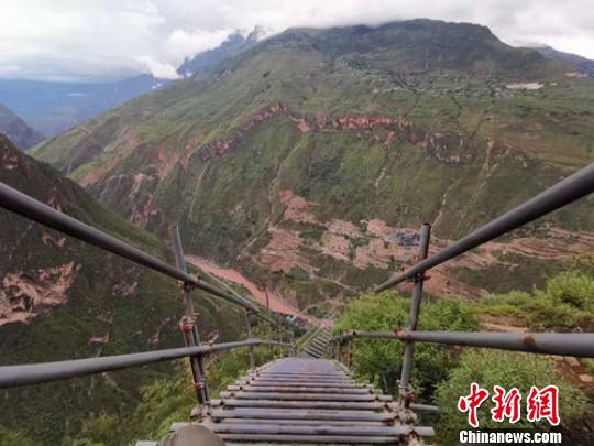 懸崖村陡峭的鋼梯。 鐘欣 攝