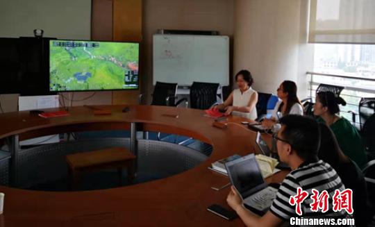 成都演練指揮中心通過中國(guó)電信5G網(wǎng)絡(luò)實(shí)時(shí)觀看現(xiàn)場(chǎng)畫面。 鐘欣 攝