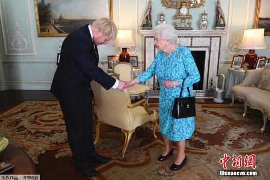 資料圖：英國首相鮑里斯·約翰遜與女王伊麗莎白二世。