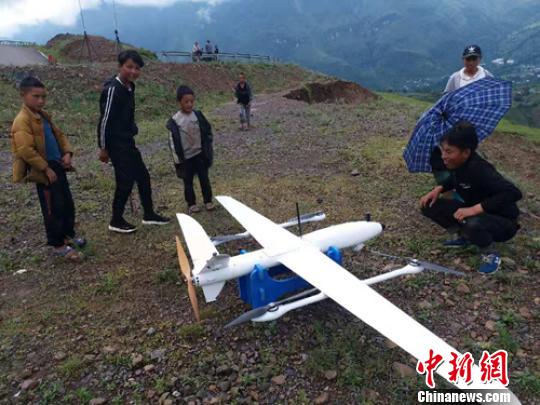 無人機(jī)吸引孩子們。 鐘欣 攝
