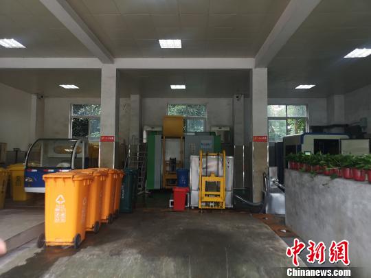 杭州某小區(qū)內(nèi)的垃圾分類措施。 張煜歡 攝