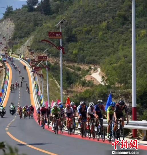 2019“邢臺(tái)扁鵲杯”環(huán)邢臺(tái)國(guó)際公路自行車(chē)選手在角逐。 張鵬翔 攝