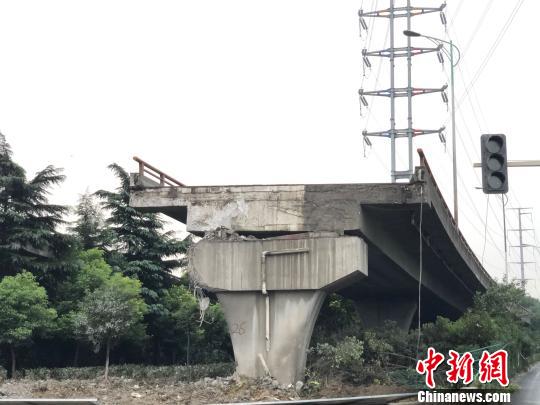 無錫橋面?zhèn)确鹿屎蟮臉蛄簝蓚?cè)。 孫權(quán) 攝