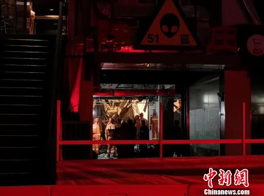 直到當(dāng)晚7時(shí)許，現(xiàn)場(chǎng)的救援整理工作仍然在繼續(xù)。 目擊居民供圖 攝