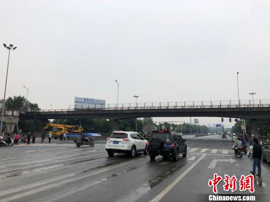 橋下事發(fā)路段的路面已基本恢復(fù)并恢復(fù)通車。 孫權(quán) 攝