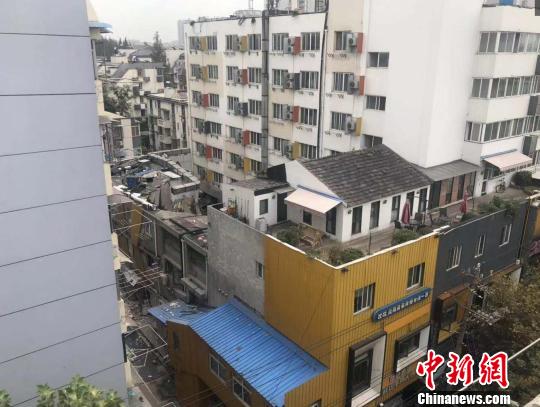 整體三層樓的建筑垮塌。 目擊居民供圖 攝
