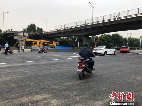 橋下事發(fā)路段的路面已基本恢復(fù)并恢復(fù)通車。 孫權(quán) 攝