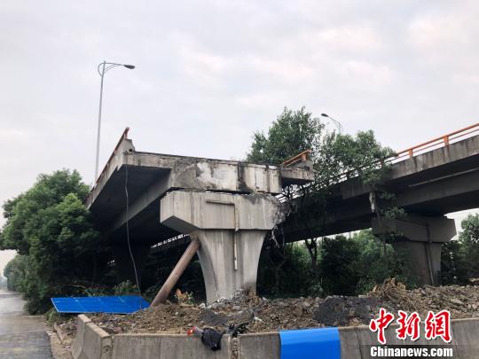無錫橋面?zhèn)确鹿剩簶蛳率掳l(fā)路段路面及交通基本恢復