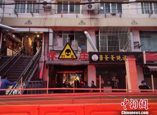 從街對(duì)面可以看到被戒嚴(yán)現(xiàn)場(chǎng)。 目擊居民供圖 攝