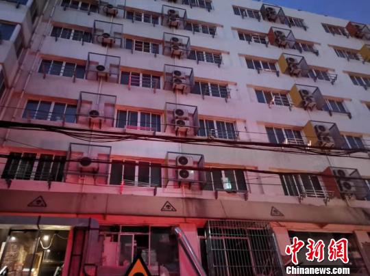 緊鄰事發(fā)建筑的一棟高層公寓樓。 申冉 攝