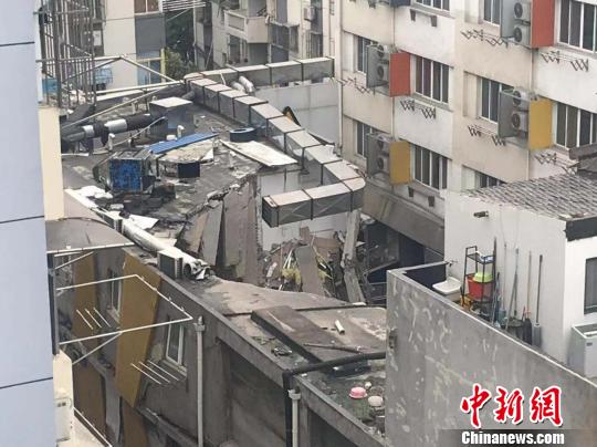 于13日早晨在南京發(fā)生坍塌的建筑。 目擊居民供圖 攝