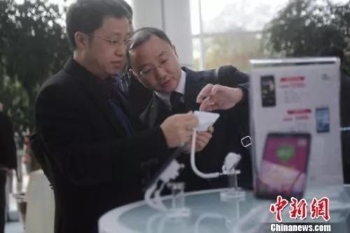 資料圖：市民正在體驗移動上網(wǎng)。陳超 攝