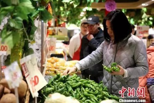 資料圖：市民挑選新鮮蔬菜。孫睿 攝