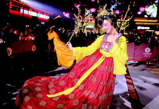 大唐不夜城“真人不倒翁”表演走紅 動(dòng)作驚險(xiǎn)輕盈