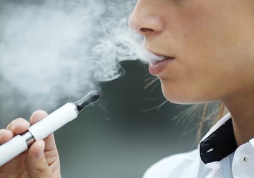 警惕電子煙！報告稱其對肺部致病菌影響與香煙類似