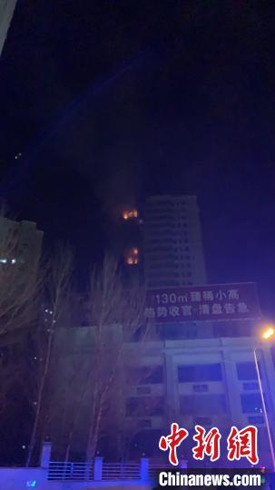 沈陽一小區(qū)高層住宅起火 大批消防車抵達現(xiàn)場救援