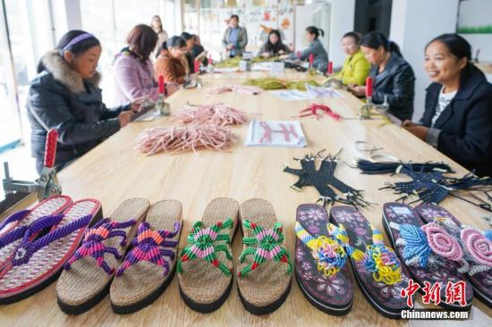 資料圖：婦女在扶貧手工藝廠工作。<a target='_blank' >中新社</a>記者 賀俊怡 攝