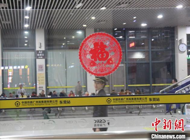 圖為朱益嘉巡視完候車廳望向正在進行志愿服務(wù)的丈夫 。廣州車務(wù)段供圖