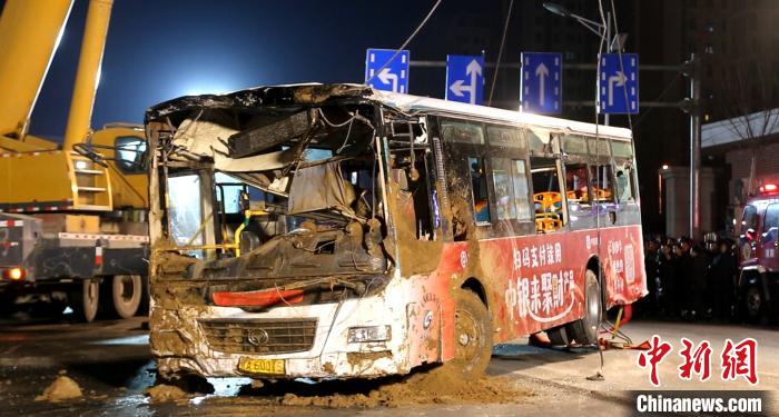 西寧路面坍塌公交車陷入大坑10人失聯(lián) 已找到9具遺體