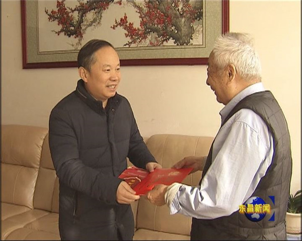 劉培國走訪慰問困難群眾老黨員和優(yōu)撫對象